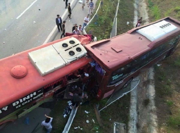 Vụ tai nạn trên đường cao tốc Nội Bài - Lào Cai ngày 21/12 đã khiến 2 người tử vong tại chỗ, 22 người khác bị thương.