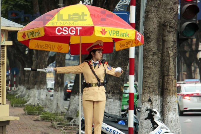 Tại đây, nữ CSGT được giao nhiệm vụ đứng tại bục để điều khiển giao thông.