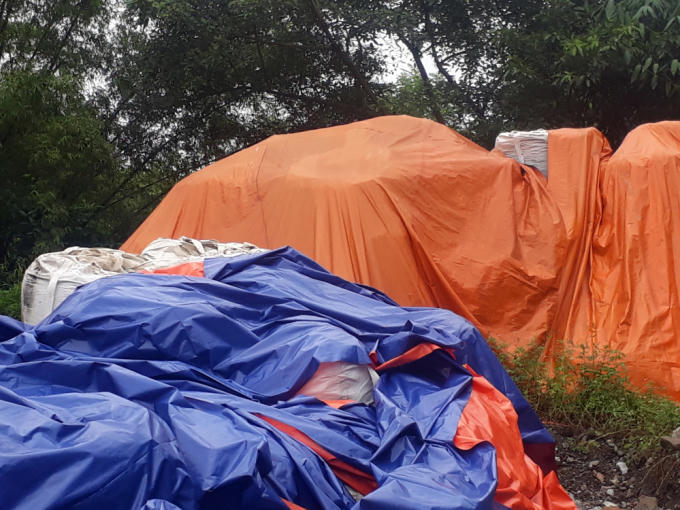 Số chất thải nguy hại do Công ty Dương Phạm vận chuyển trái phép vẫn chưa được bàn giao đưa đi xử lý. Ảnh chụp ngày 15/08/2018.