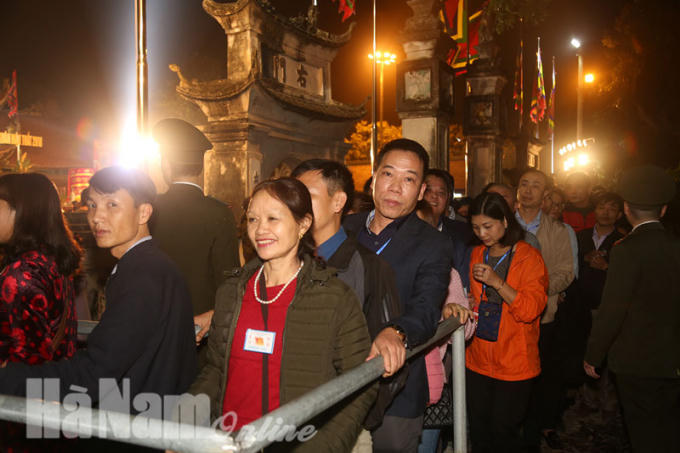 Rất đông người dân về tham dự lễ hội.