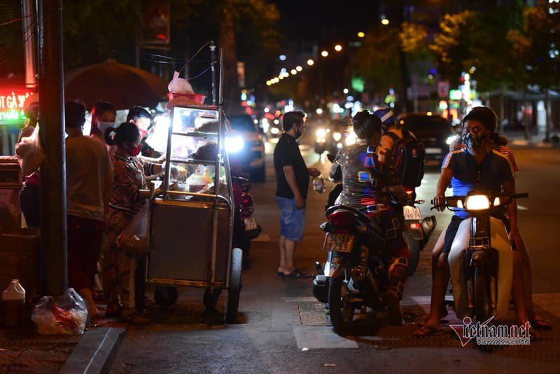 Mua bán tràn lan trên vỉa hè, lấn xuống cả đường phố