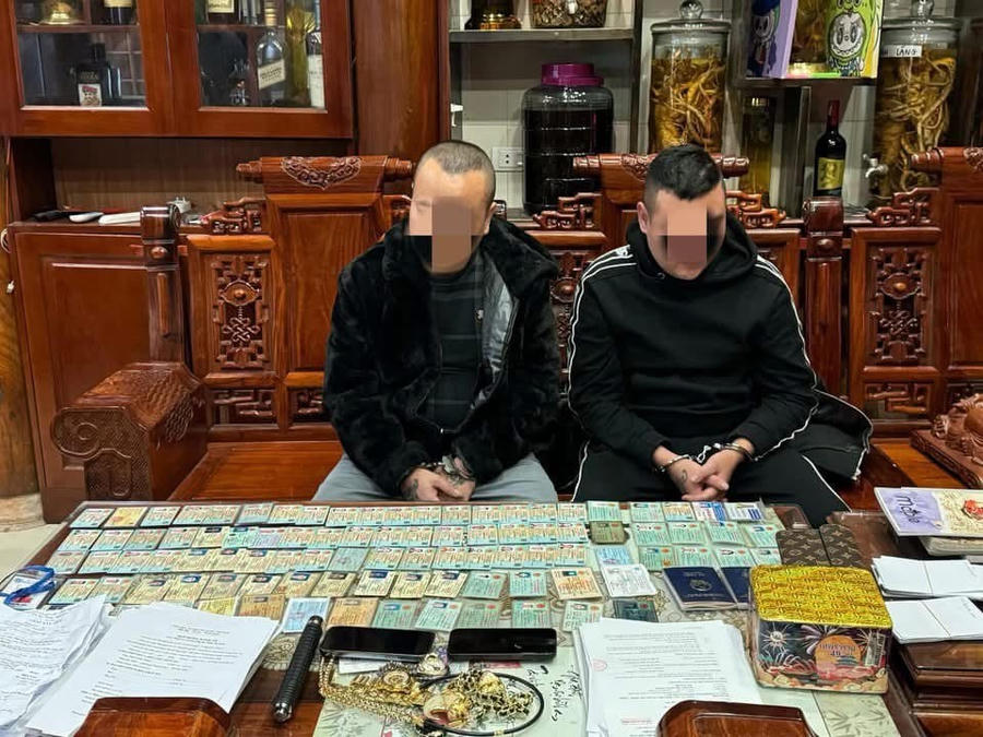 Hai đối tượng Hoàng Xuân Hương và Đậu Xuân Hiếu cùng tang vật - Ảnh Công an Hà Tĩnh.