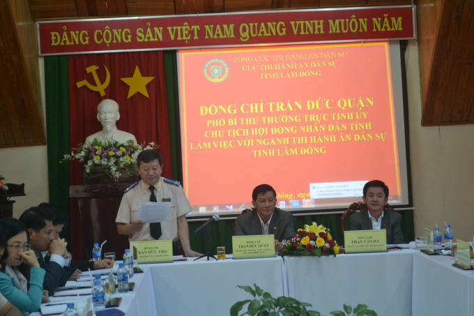 Ông Trần Hữu Thọ- Cục trưởng Cục Thi hành án dân sự tỉnh Lâm Đồng báo cáo kết quả 6 tháng đầu năm 2018.