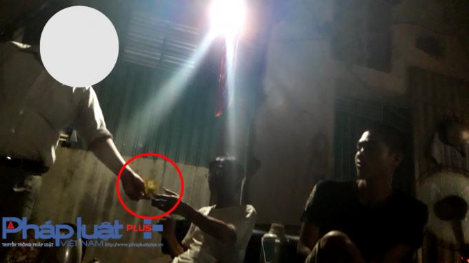 Hàng ngày những người tự xưng là chủ bãi gửi trái phép này vẫn ngang nhiên thu tiền của người dân.