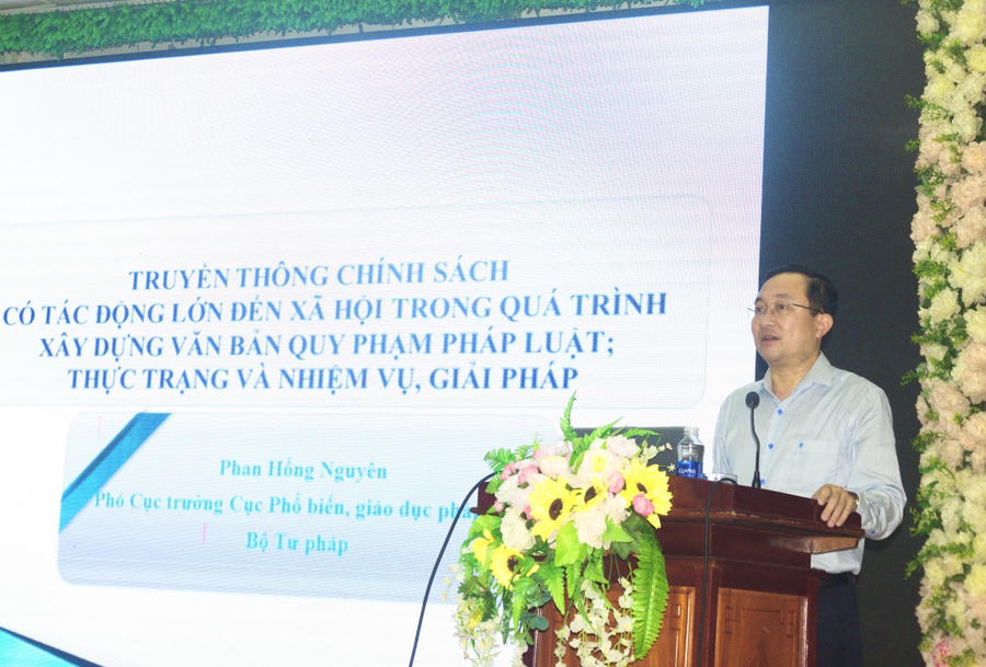 Báo cáo viên Phan Hồng Nguyên - Phó Cục trưởng Cục Phổ biến, giáo dục pháp luật (Bộ Tư pháp), truyền đạt các nội dung kỹ năng truyền thông chính sách có tác động lớn đến xã hội trong quá trình xây dựng văn bản quy phạm pháp luật.