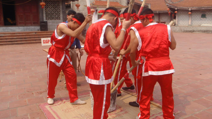 Để có được những chiếc bánh giầy vừa ngon vừa đẹp mắt, các thành niên thay nhau cầm chày hét lớn rồi nhấc chày lên cao đem theo mẻ bánh trong cối đặt vào mâm chờ sẵn. Người này nhanh chóng lấy lạt giang xé nhỏ cắt bánh thành 5 phần, rồi chuyển cho người nặn.