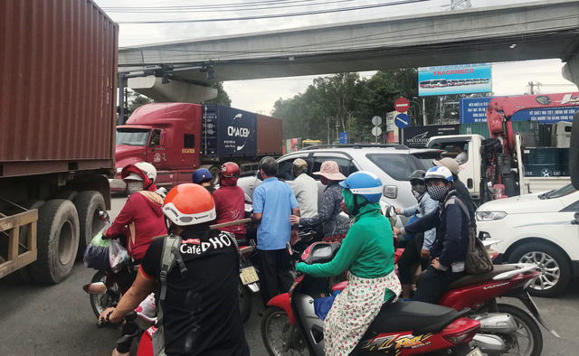 Giao thông hỗn loạn tại ngã tư RMK (XLHN) và nút giao đường song ra vào các cảng khu Trường Thọ, Thủ Đức.
