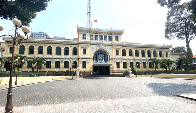 Bưu điện TPHCM cũng là điểm đến của du khách trong và ngoài nước. Tuy nhiên trong những ngày cách ly xã hội, quang cảnh nơi đây vắng vẻ, không còn cảnh nhộp nhịp những đoàn khách đến tham quan như trước. 1