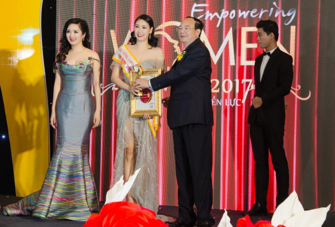 Hoa hậu Hà Kiều Anh được vinh danh trong đêm trao giải