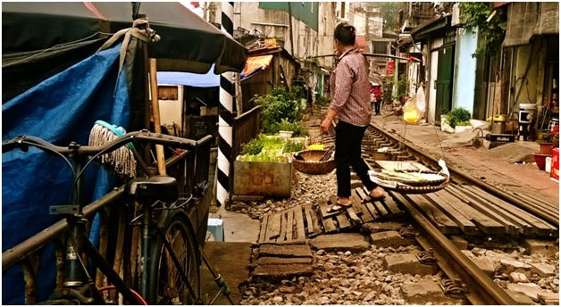 Đi chợ bán hàng ngay trên đường sắt.