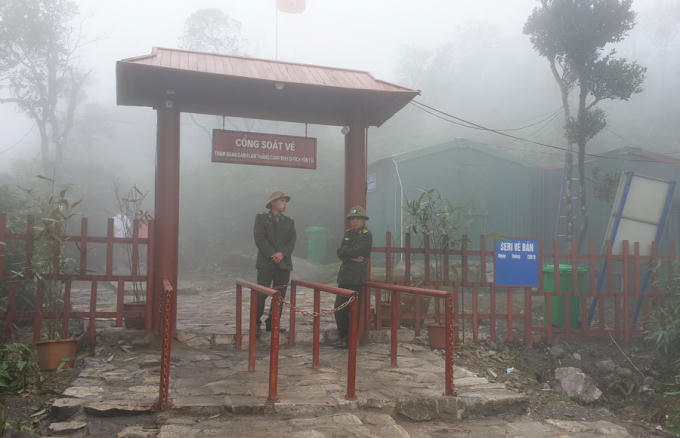 Đầu năm đi lễ, nhiều người bất ngờ với trạm bán vé giữa lưng chừng non thiêng Yên Tử. Ảnh: Tình Lê