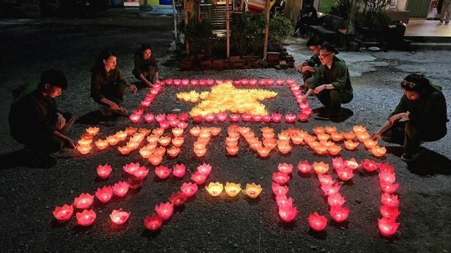 Những đóa hoa đăng được kết thành dòng chữ Việt Nam 27/7 tưởng nhớ các anh hùng liệt sĩ.