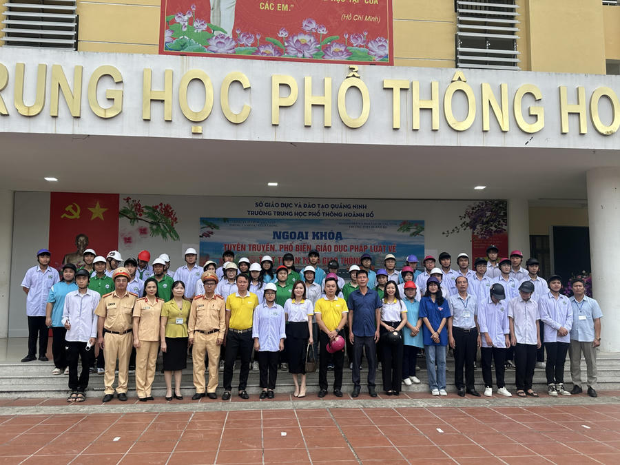 Phòng Cảnh sát giao thông đã phối hợp với các doanh nghiệp trên địa bàn tặng 100 mũ bảo hiểm dành cho người đi xe mô tô, xe gắn máy cho các em học sinh nhà trường. Ảnh Công an tỉnh Quảng Ninh