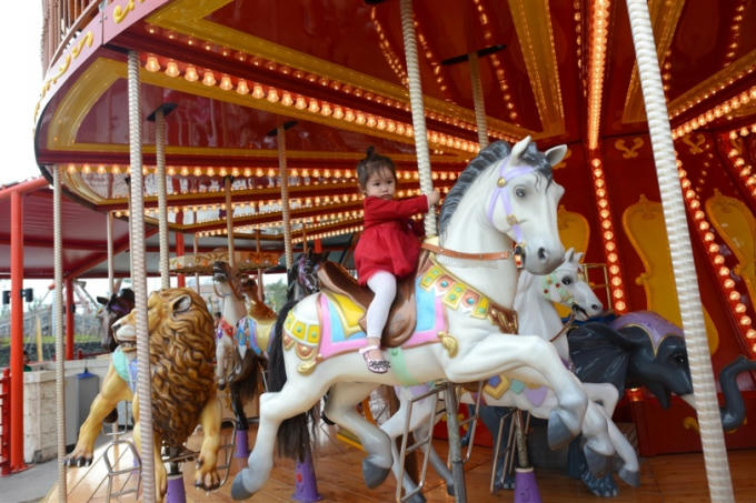 Dập dềnh trên lưng những con thú ngộ nghĩnh đáng yêu với hệ thống đu quay khổng lồ 2 tầng trong không gian tráng lệ của ánh sáng và âm nhạc, rất nhiều em nhỏ đã đòi chơi tiếp khi vòng quay dừng lại. Ngay cả những cô gái đã qua đi tuổi thơ cũng thích thú trải nghiệm “Đu quay diệu kỳ” 2 tầng đầu tiên tại Việt Nam. Lê Khánh đến từ Hải Phòng nói: “Không khác so với các công viên ở châu Á mà em đã đi”.