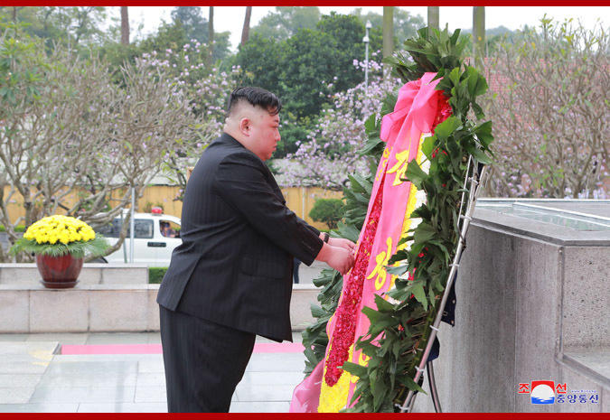 Chủ tịch Kim Jong-un dâng vòng hoa ở Đài tưởng niệm anh hùng liệt sĩ Bắc Sơn