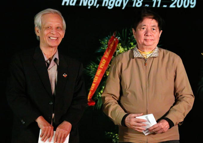 GS Nguyễn Đăng Mạnh (áo đen) và nhà văn Hoàng Ngọc Hiến. Ảnh: Nguyễn Đình Toán