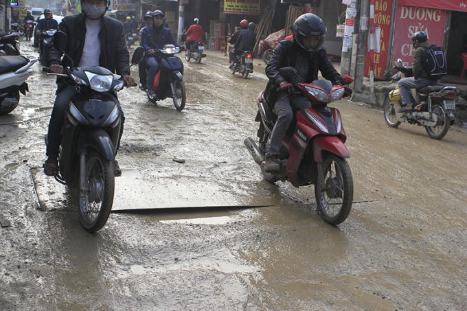 Chưa kể còn có những "bẫy" là các hố thi công chưa xong...