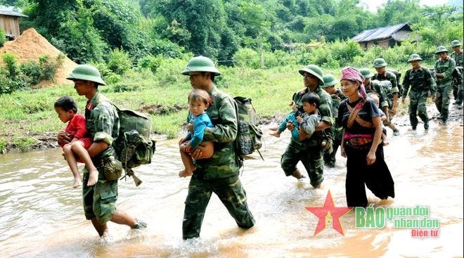 Bộ đội giúp người dân xã Nậm Vì, Mường Nhé, Điện Biên trong lũ lụt. (Ảnh: Báo QĐND)