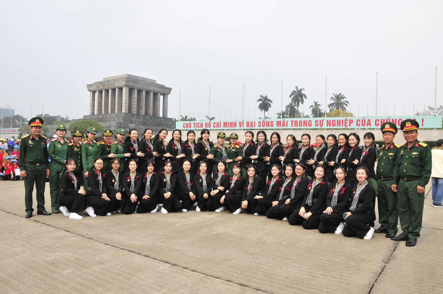 Đoàn cán bộ, chiến sĩ Khối nữ du kích miền Nam vào Lăng viếng Chủ tịch Hồ Chí Minh.