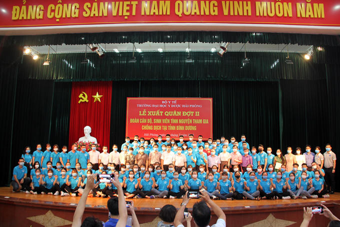 Đoàn cán bộ, sinh viên tình nguyện xuất quân tham gia chống dịch tại tỉnh Bình Dương hôm 16/7.