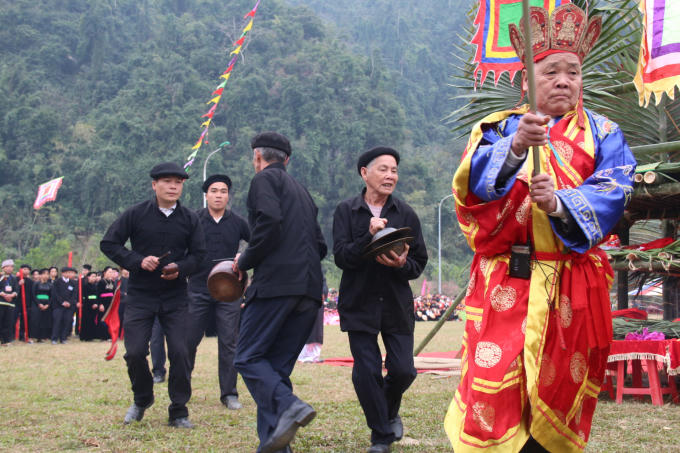 Màn nhảy Lộn chán của tốp thầy cúng.