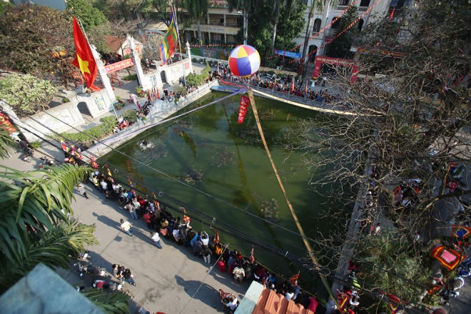 Hằng năm, người dân làng lụa Vạn Phúc (quận Hà Đông, Hà Nội) tổ chức lễ hội từ ngày 11 đến 13 tháng giêng với nhiều trò chơi dân gian.