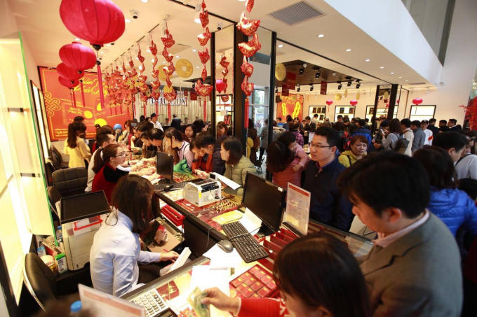 Ngày vía Thần Tài (10/1 âm lịch): Người dân rồng rắn xếp hàng đi mua vàng