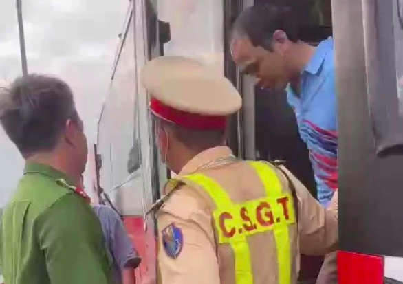 Lực lượng CSGT Công an TP Đà Nẵng tiến hành bắt giữ nghi phạm liên quan đến vụ án giết người (Ảnh: Công an TP Đà Nẵng).