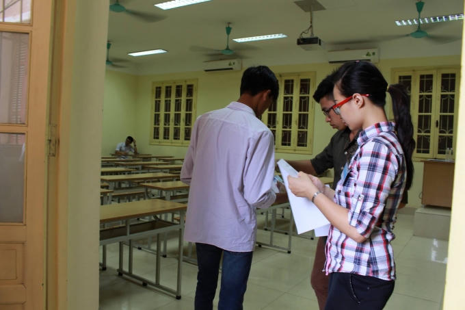 Các thí sinh được gọi tên, kiểm tra thẻ dự thi, CMND trước khi vào phòng thi.
