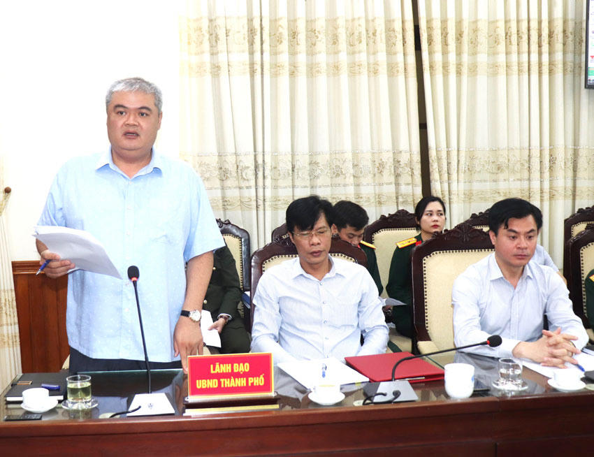 Ông Nguyễn Việt Phương, Tỉnh ủy viên, Phó Bí thư Thành ủy, Chủ tịch UBND thành phố, Chủ tịch HĐNVQS thành phố phát biểu tại buổi kiểm tra