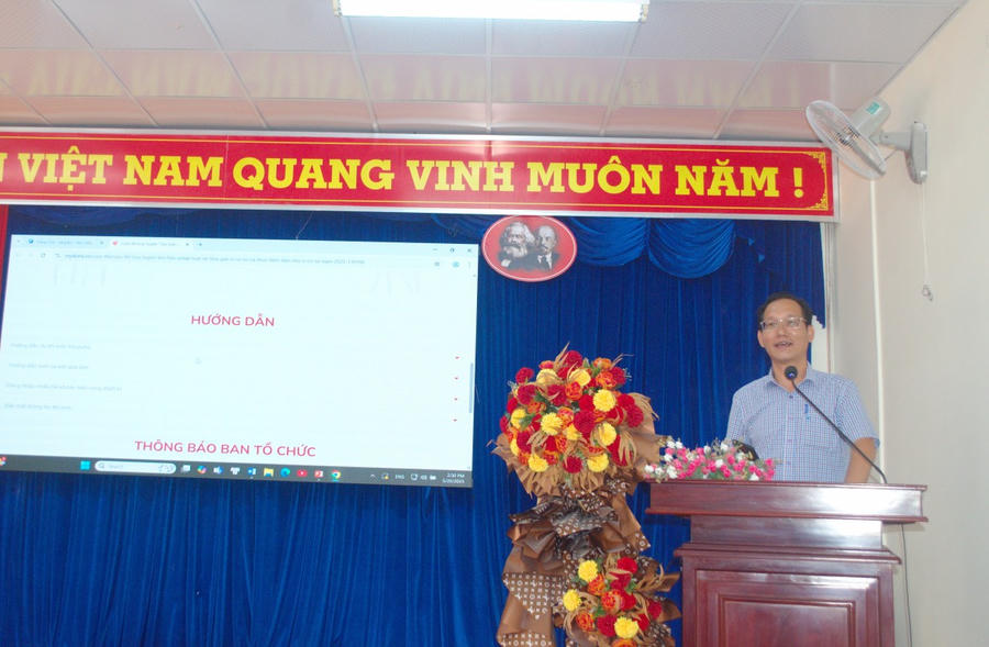 Ông Đỗ Hồng Quang - Trưởng phòng Phổ biến, giáo dục pháp luật Sở Tư pháp (Thành viên BTC Cuộc thi), hướng dẫn cách đăng nhập, đăng ký tài khoản tham gia Cuộc thi.