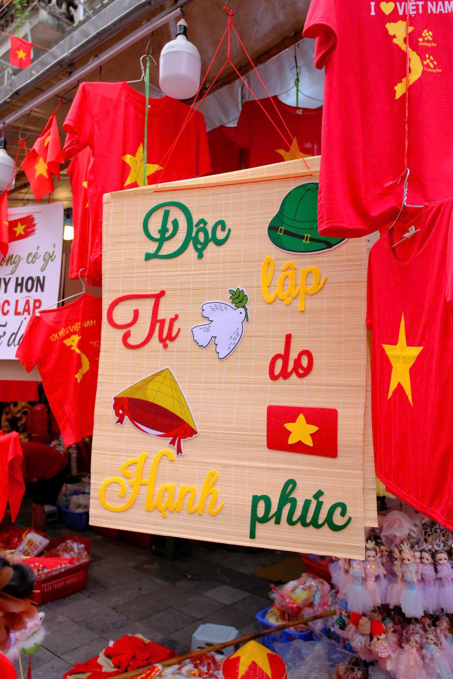 Không khí mừng Quốc khánh 2/9 lan tỏa khắp phố phường Hà Nội