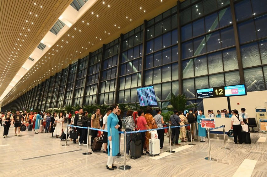 Nhà ga T3 sân bay Tân Sơn Nhất đón chuyến bay đầu tiên.