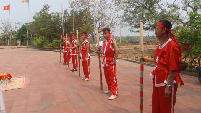 Trước khi giã bánh, Chủ Từ đình làng Mộ Chu Hạ thắp nhang kính báo Vua, Thành Hoàng làng, thần linh thổ địa xin phép làm lễ giã bánh giầy. Đồng thời, các thanh niên trai tráng khỏe mạnh vái tứ phía xin phép trước khi giã bánh giầy.