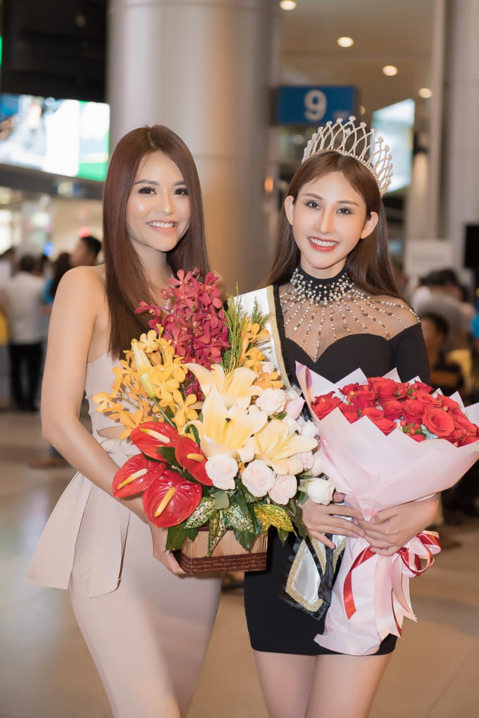 Tân Hoa hậu Châu Á Thế giới vô cùng hạnh phúc khi nhận được sự chào đón nồng nhiệt từ bạn bè.