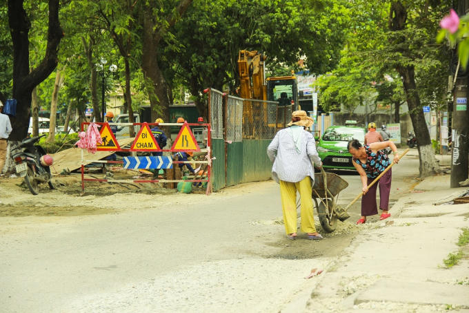 Sau khi thi công xong phần dưới, đơn vị thi công không hoàn trả mặt bằng như hiện trạng ban đầu, người dân phải tự san lấp tạm mặt bằng trước nhà để thuận tiện đi lại.
