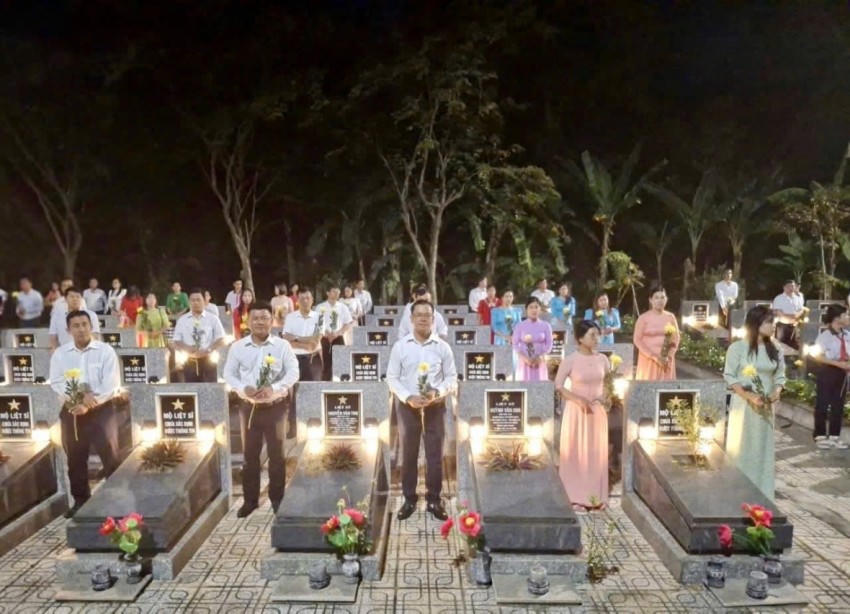 Dâng hương tri ân các anh hùng Liệt sĩ.