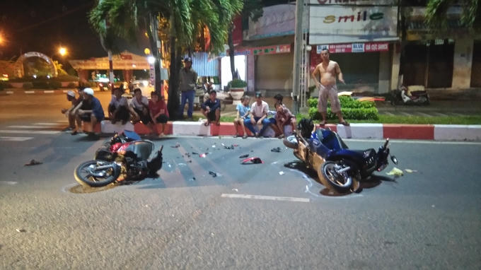 Hiện trường vụ tai nạn làm hai xe máy hư hỏng nặng.