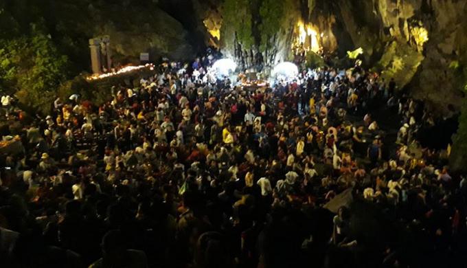 Hàng nghìn người có mặt tại động Hương Tích vào rạng sáng nay 10/2.