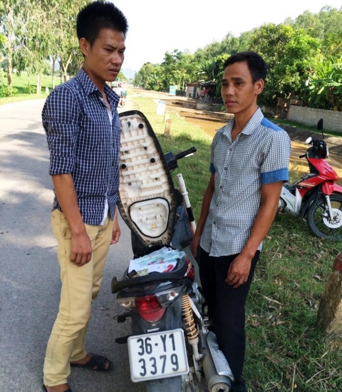 Qua kiểm tra, CSGT huyện Hậu Lộc đã phát hiện 2 đối tượng có vận chuyển ma túy trong cốp xe máy. (Ảnh: Công an Hậu Lộc cung cấp)