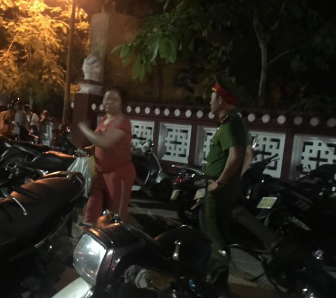 Người phụ nữ này dừng thu tiền khi lực lượng chức năng có mặt.