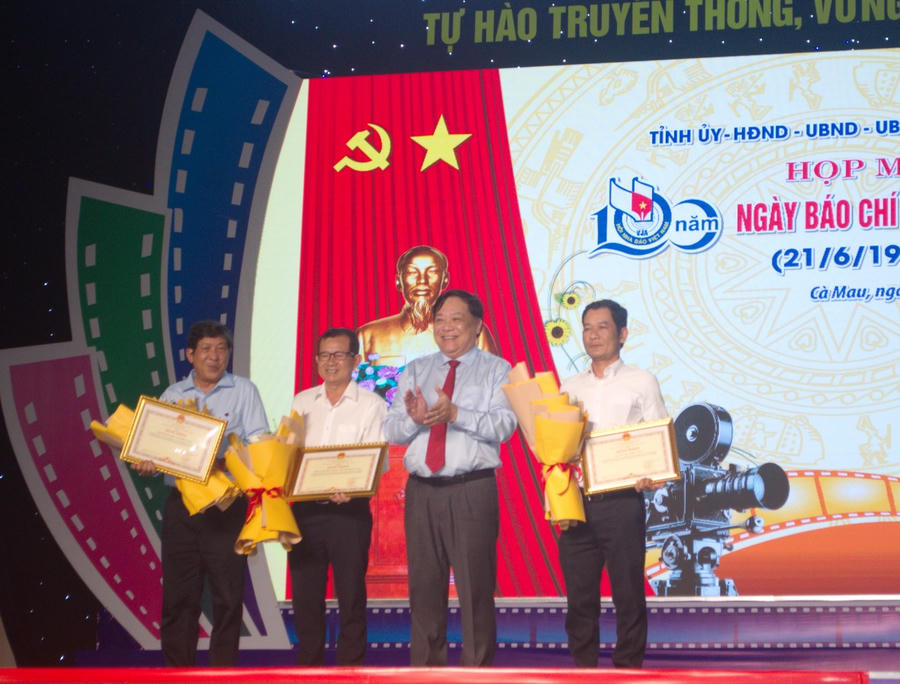 Ông Phạm Thành Ngại - Phó Bí thư Tỉnh ủy, Chủ tịch UBND tỉnh Cà Mau, trao Bằng khen cho 03 tập thể tiêu biểu.