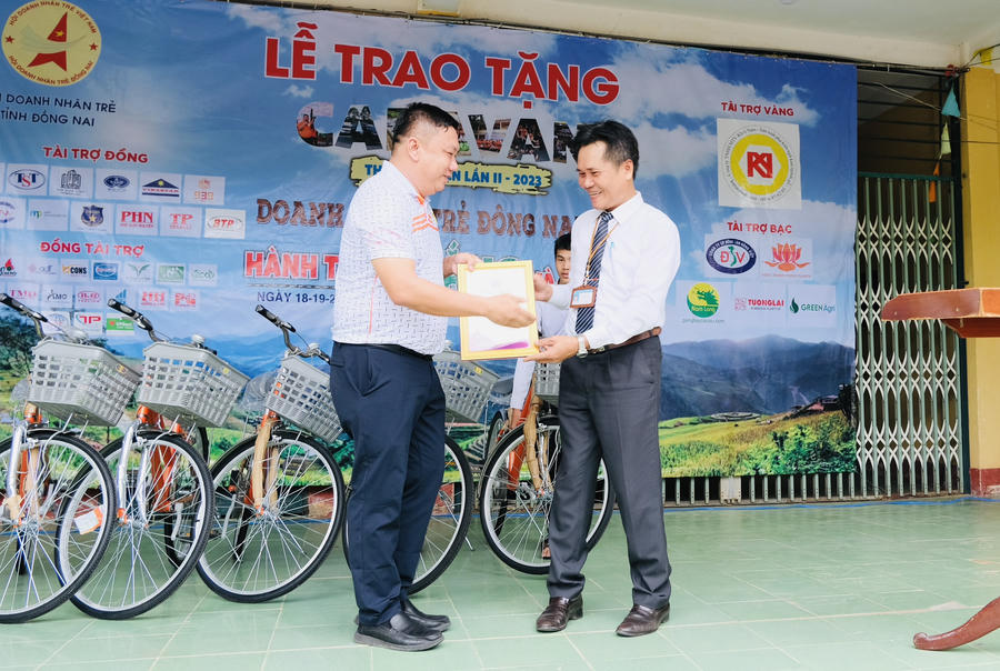 Thầy Lê Tám- Hiệu trưởng trường THCS, THPT Bác Ái tặng bằng Tri ân cho đại diện Ban tổ chức chương trình.