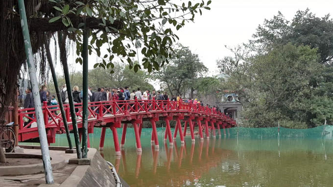 So với Chùa Trấn Quốc, tại Đền Ngọc Sơn (Hồ Gươm) lại tấp nập người tham quan...