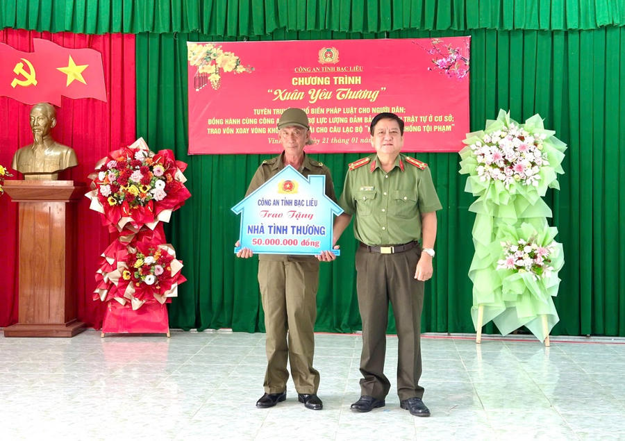 Đại tá Trương Công Dũng - Phó Giám đốc Công an tỉnh Bạc Liêu, tặng nhà tình thương cho thành viên Tổ bảo vệ ANTT cơ sở xã Vĩnh Lộc A (huyện Hồng Dân).