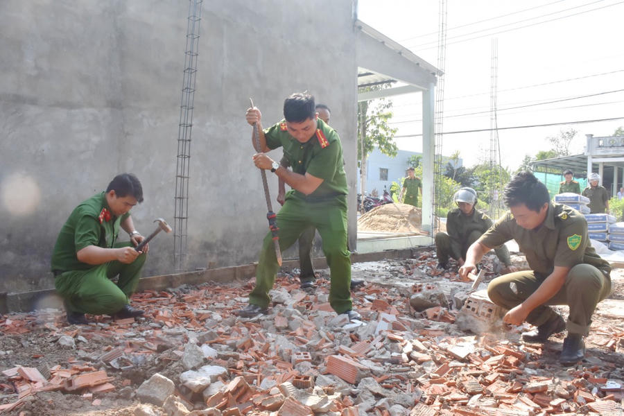 Lực lượng Công an Bạc Liêu tham gia ngày công giúp đỡ xây dựng nhà.