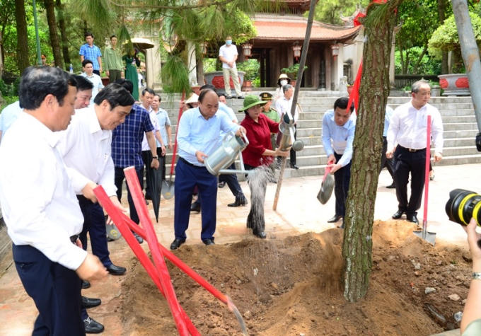 Chủ tịch nước Nguyễn Xuân Phúc trồng cây tại Khu di tích quốc gia đặc biệt Côn Sơn - Kiếp Bạc.