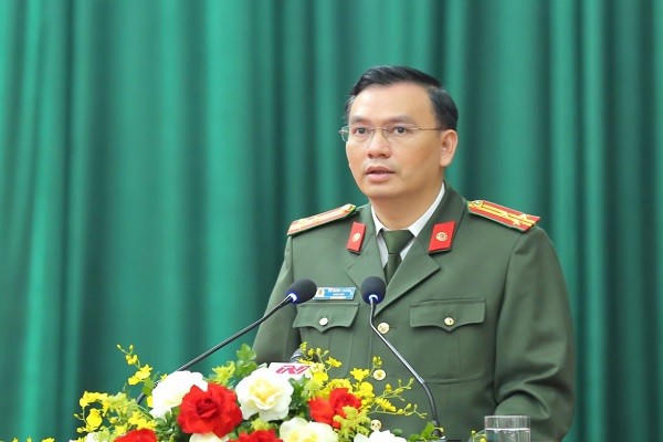 Thượng tá Cù Quốc Thắng, Bí thư Đảng ủy, Giám đốc Công an tỉnh Ninh Bình trả lời chất vấn.