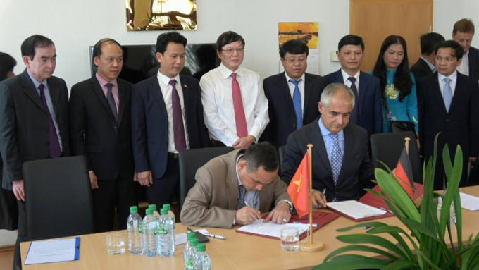 Công ty TNHH Thanh Thành Đạt ký biên bản ghi nhớ về lĩnh vực cung cấp thiết bị và dịch vụ kỹ thuật cho nhà máy gỗ ván dăm với Tập đoàn Imal Pal Group (Italia).