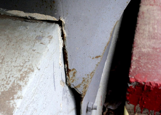 Bắt đầu các dấu hiệu xuống cấp bằng mắt thường cũng có thể nhận ra